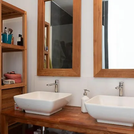 Spacious And Quiet With Shared Garden Apartment *