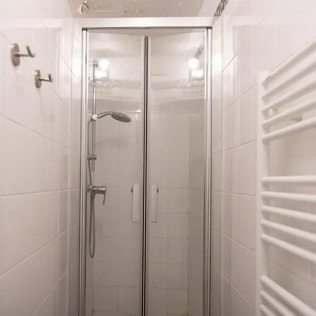 Apartment Spacious And Quiet With Shared Garden *