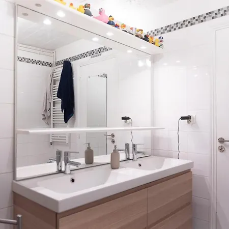 Spacious And Quiet With Shared Garden Apartment *