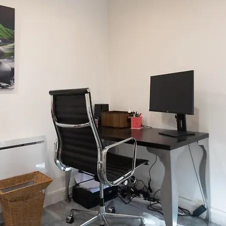 Spacious And Quiet With Shared Garden Apartment